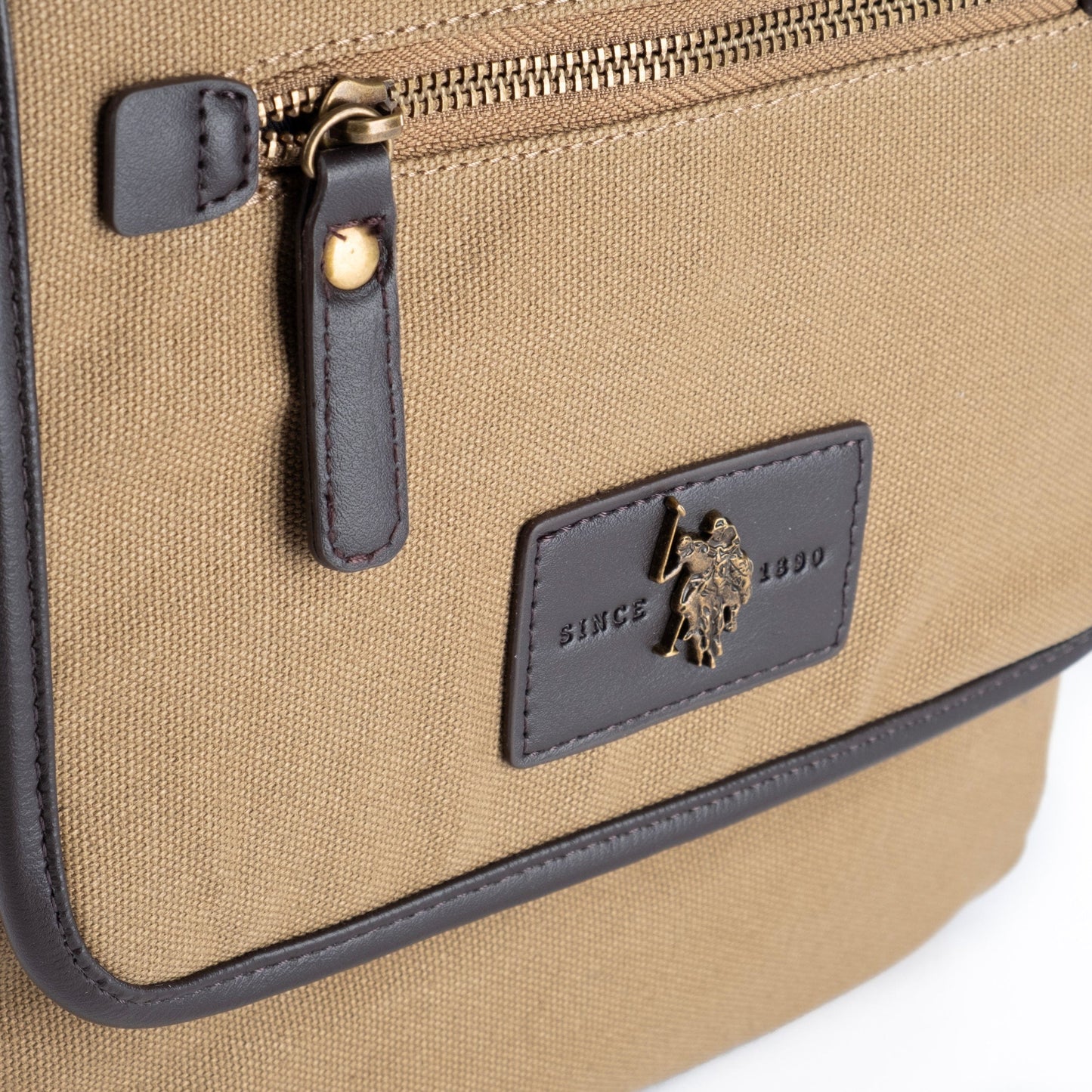 Bolsa Tiracolo de Homem US Polo em Tecido Bege com Aba e Bolso Frontal
