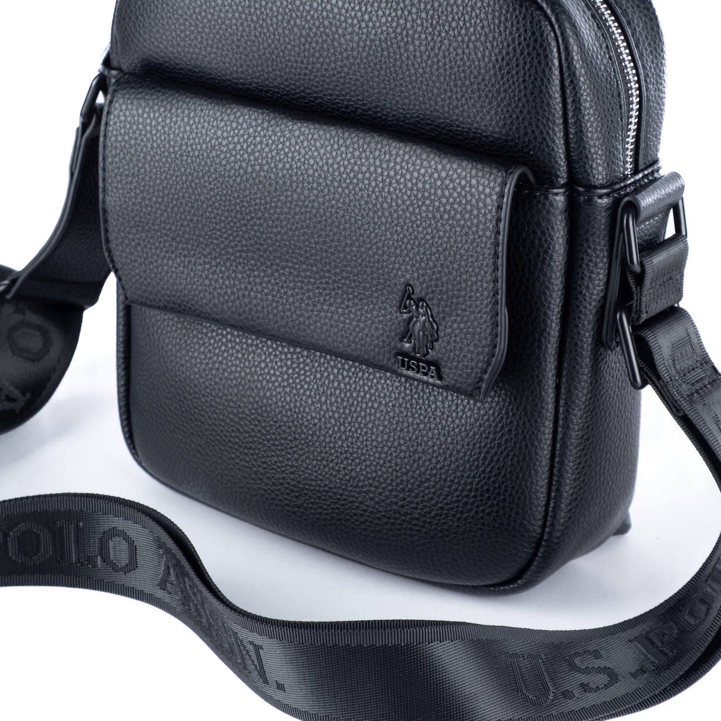 Bolsa Tiracolo de Homem US Polo em Material Sintético Preto com Aba Frontal
