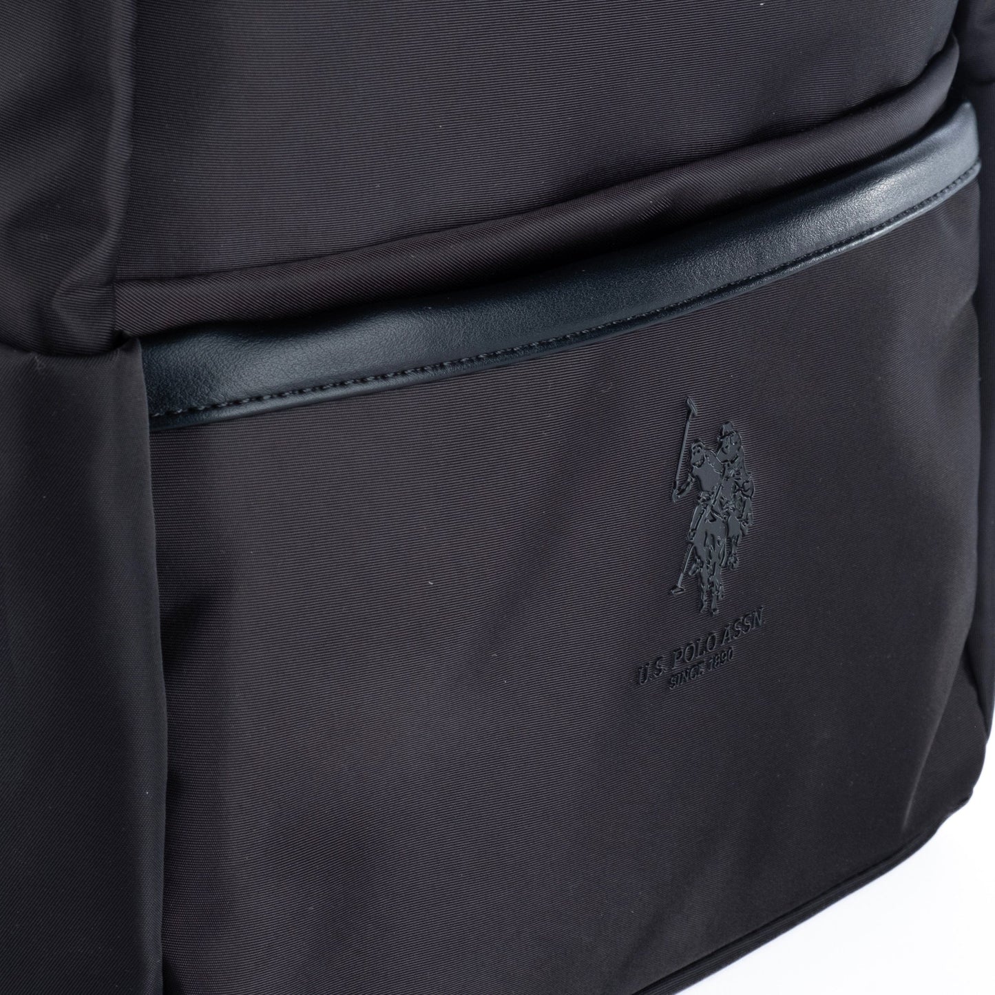Mochila Unisexo US Polo em Tecido Preto com Design Slim e Bolsos Funcionais