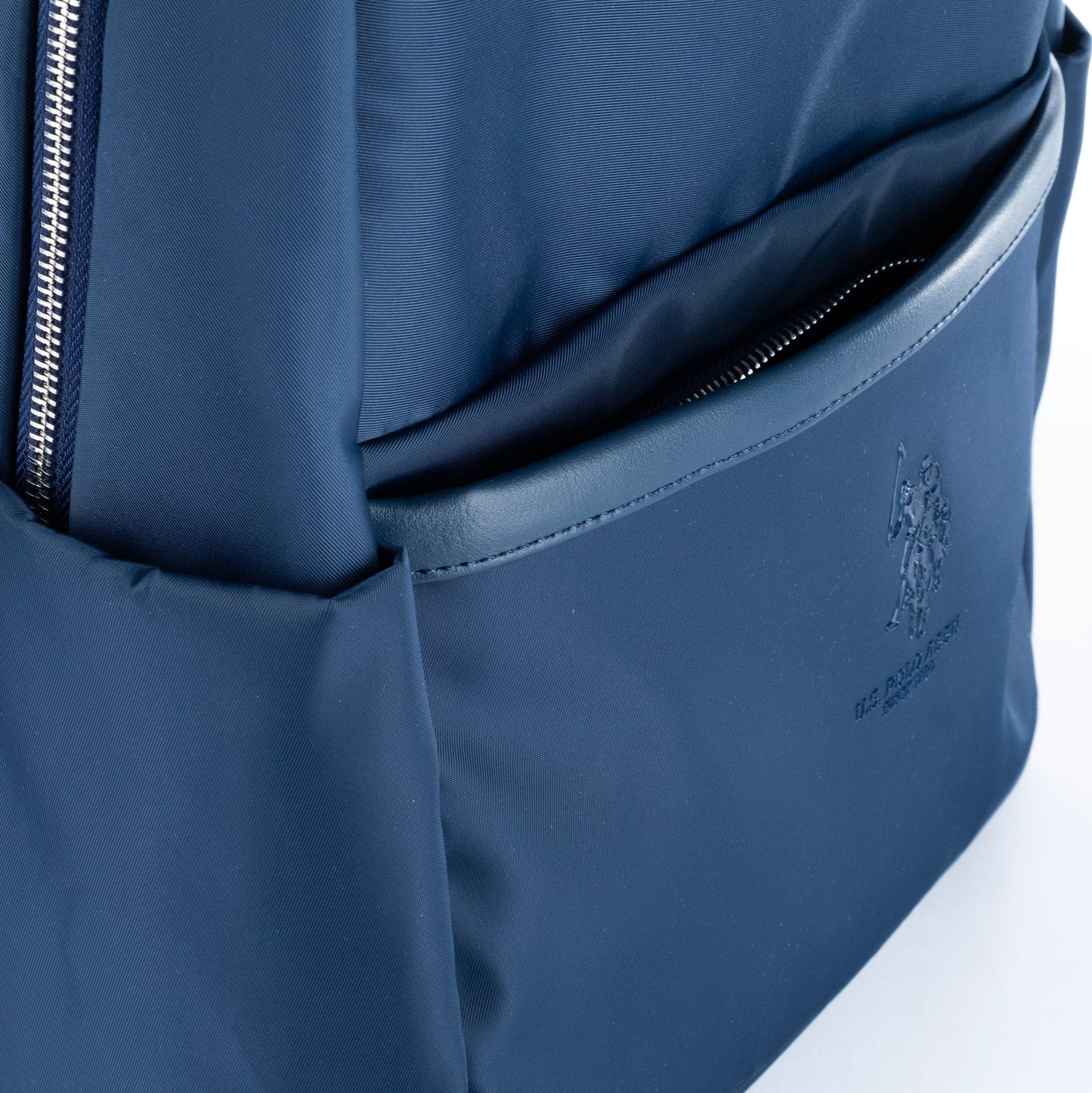 Mochila Unisexo US Polo em Tecido Azul Escuro com Design Slim e Bolsos Laterais