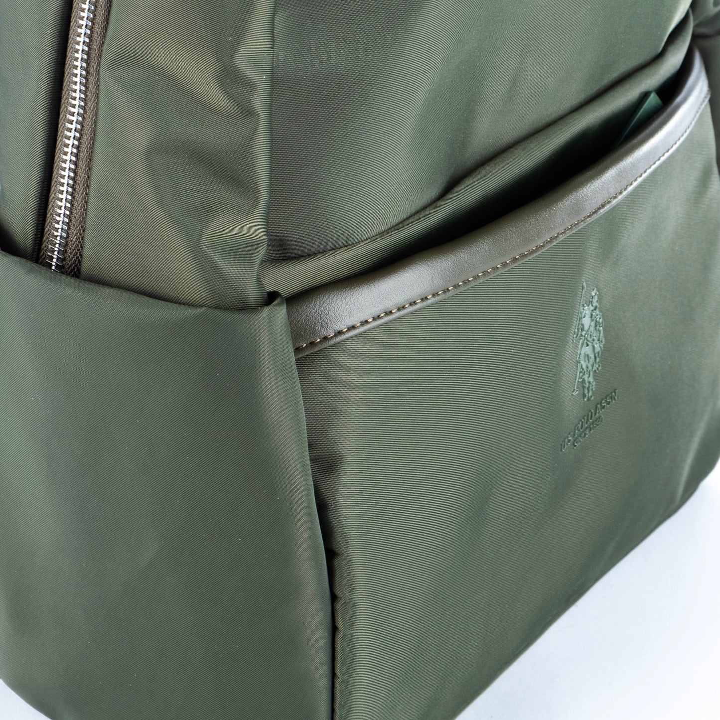 Mochila Unisexo US Polo em Tecido Verde com Design Slim e Compartimentos Laterais