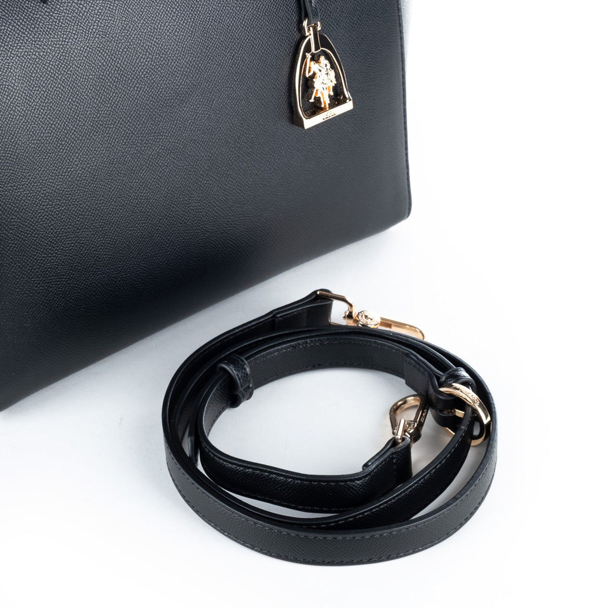 Bolsa Tote U.S. Polo Assn. Preta com Pendente e Detalhes Dourados