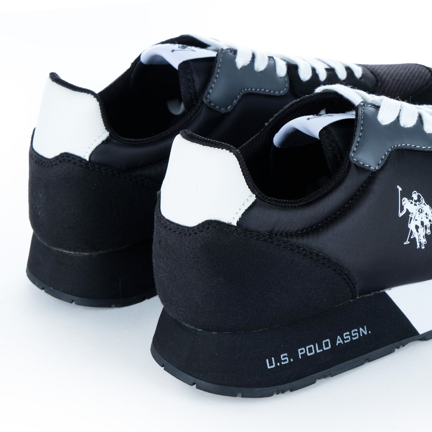 Ténis Homem U.S. Polo Assn. Pretos com Detalhes Brancos e Sola Alta