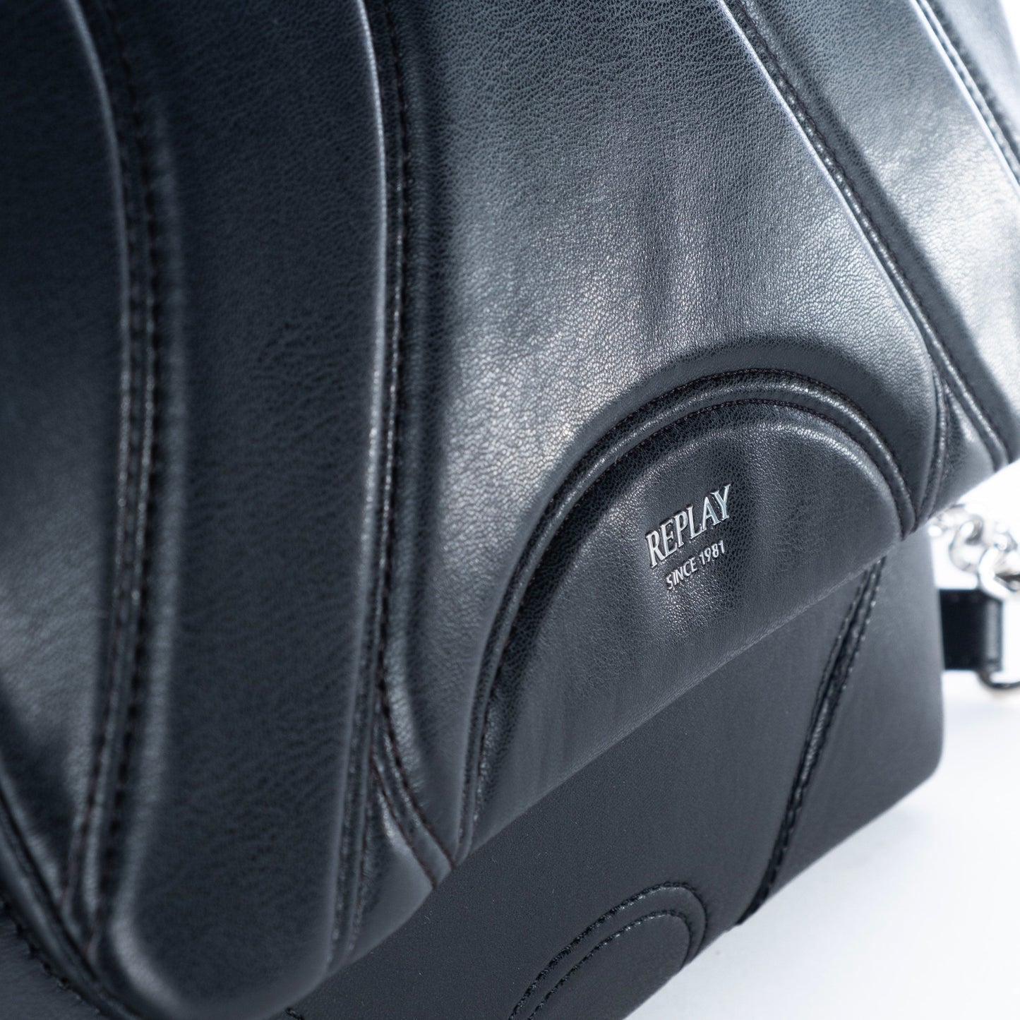 Bolsa Tiracolo Feminina Replay Preta com Detalhes Elegantes