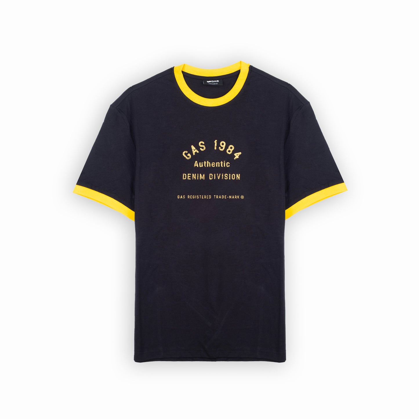 T-shirt Homem GAS Preto com Estampa Frontal e Detalhes Contrastantes Amarelos