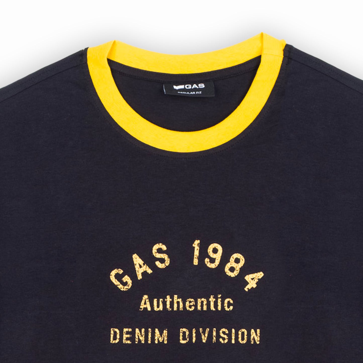 T-shirt Homem GAS Preto com Estampa Frontal e Detalhes Contrastantes Amarelos