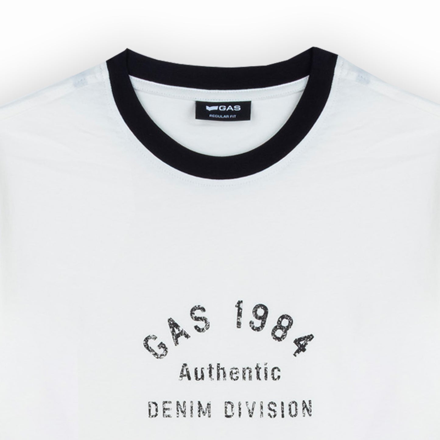 T-shirt Homem GAS Branco com Estampa Frontal e Detalhes Contrastantes Pretos