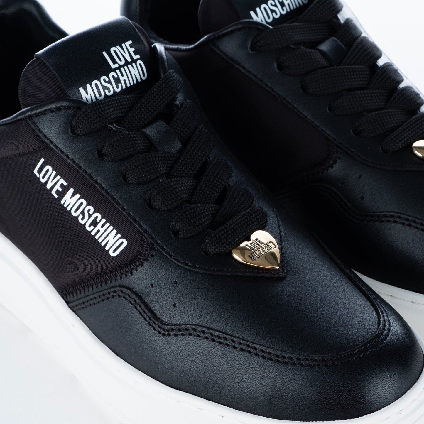 Ténis Mulher Love Moschino pretos com sola Branca