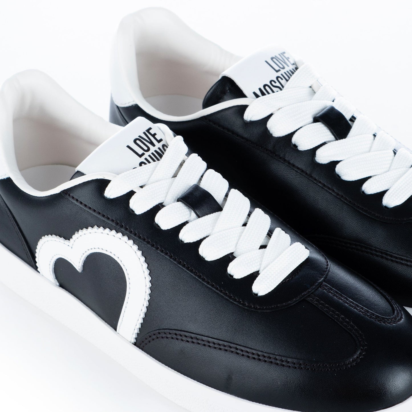 Ténis Mulher Love Moschino pretos com sola Branca