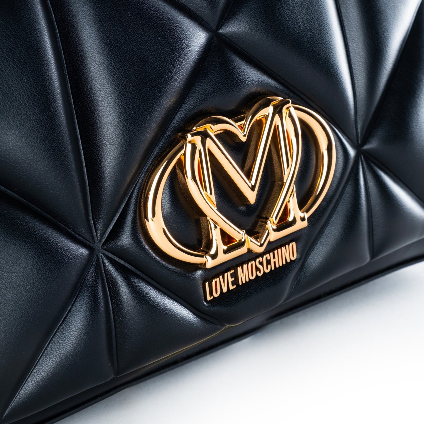 Bolsa Tiracolo Love Moschino Preta Matelassê com Logo Dourado e Alça Corrente