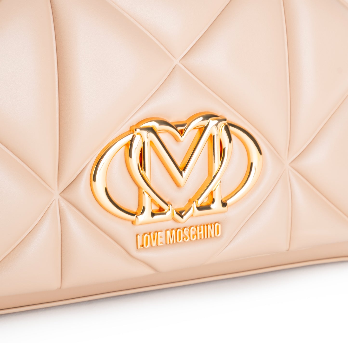 Bolsa Tiracolo Love Moschino Bege Matelassê com Logo Dourado e Alça Corrente