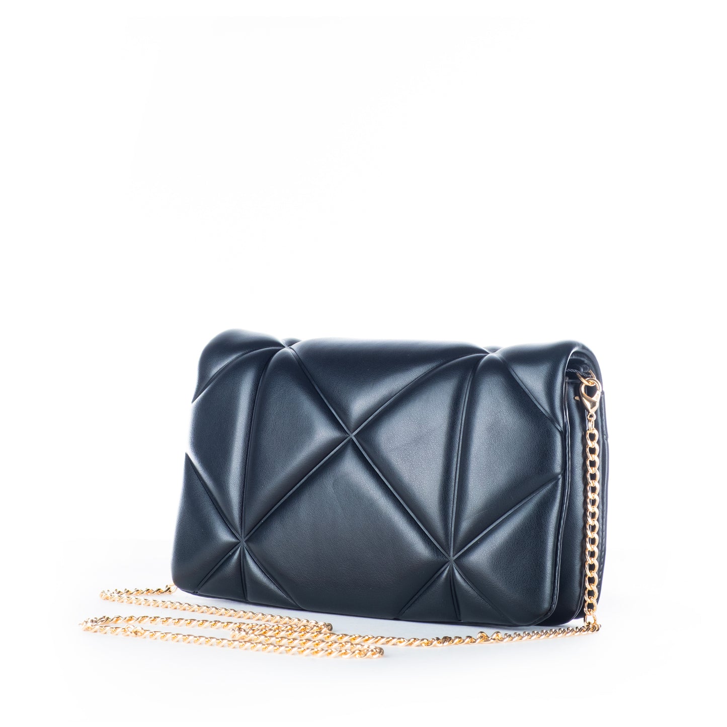 Bolsa Tiracolo Love Moschino Preta Matelassê com Logo Dourado e Alça Corrente Ajustável