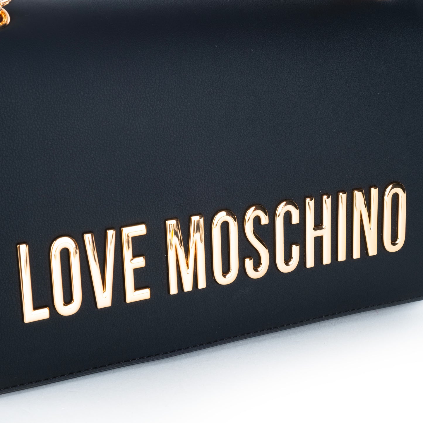 Bolsa Tiracolo Love Moschino Preta com Logo Dourado
