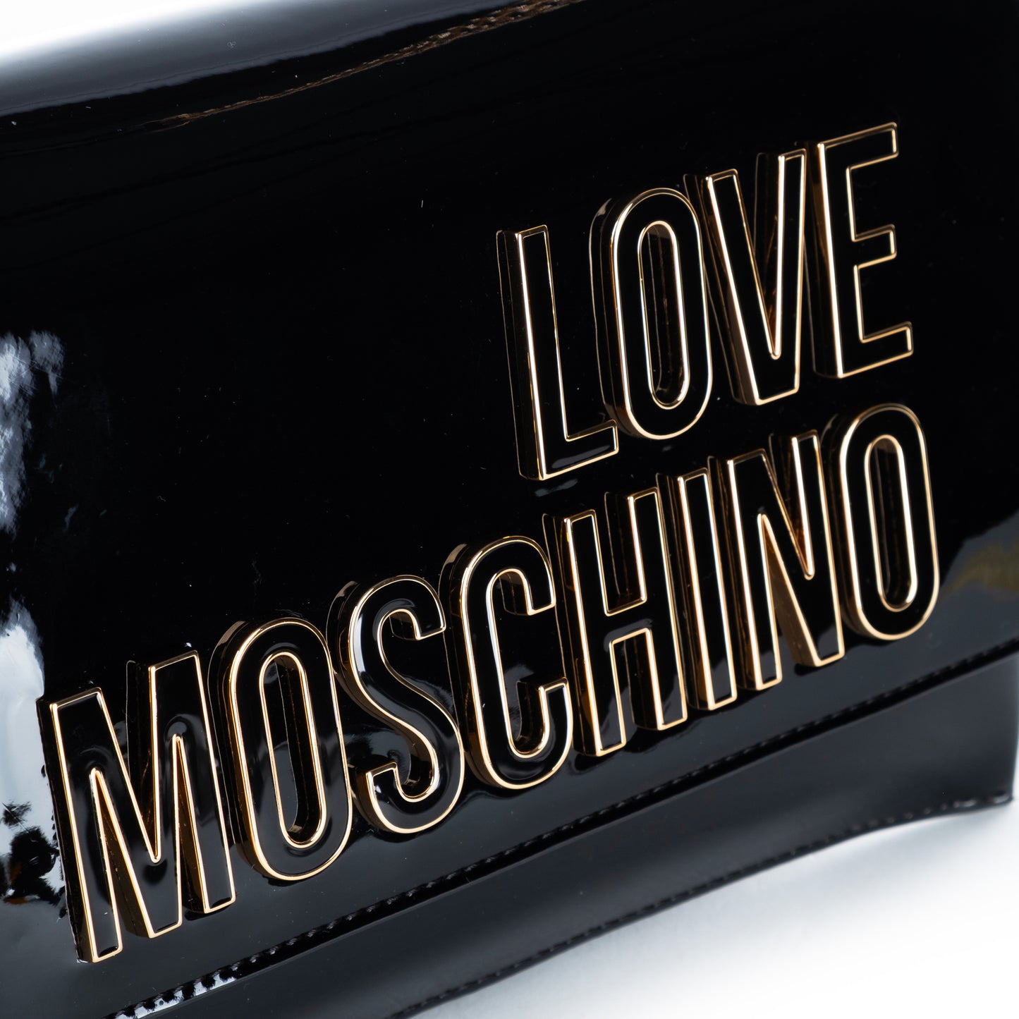 Bolsa Tiracolo Love Moschino Preta com Logo Dourado e Acabamento Brilhante