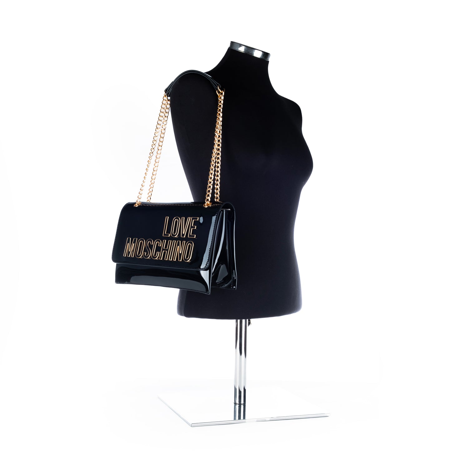 Bolsa Tiracolo Love Moschino Preta com Logo Dourado e Acabamento Brilhante