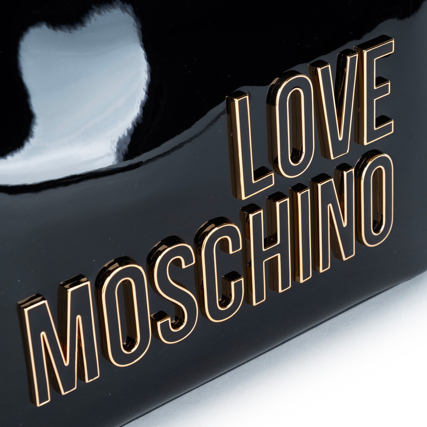 Bolsa de Ombro Love Moschino Preta com Logo Dourado e Design Curvo
