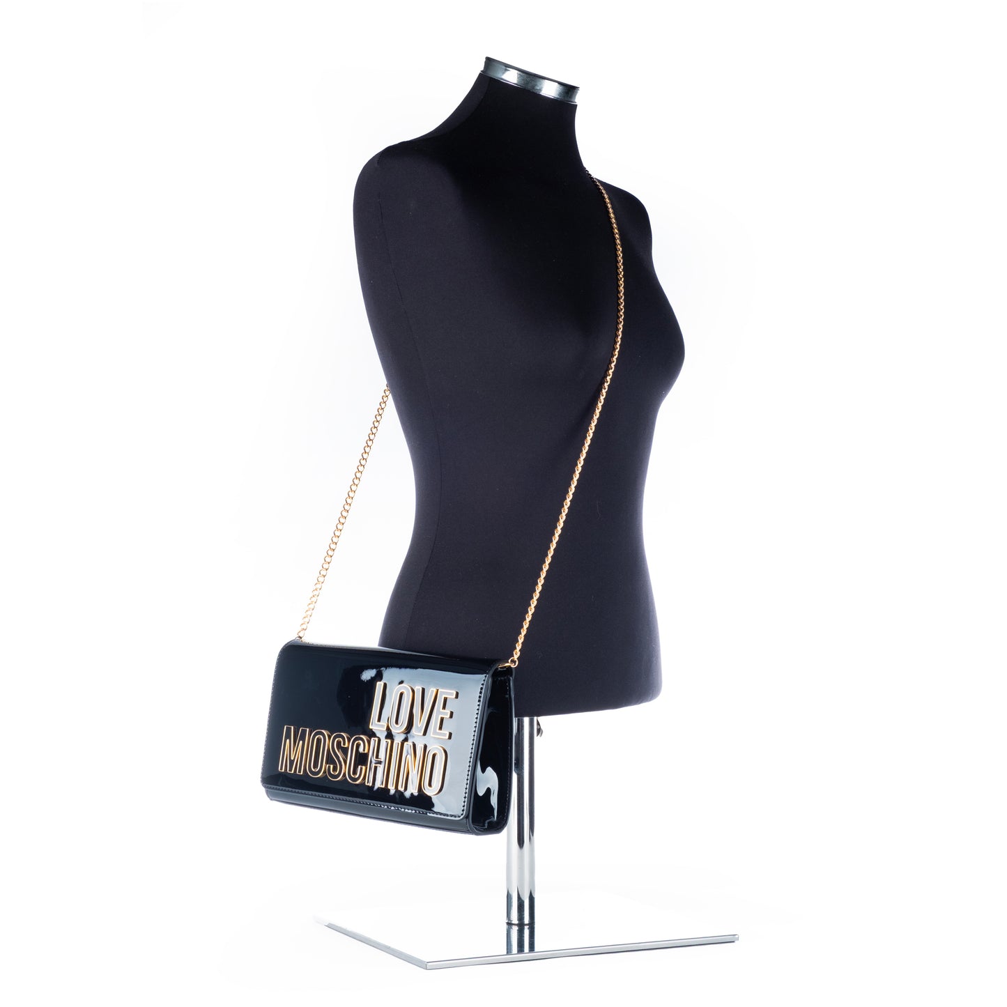 Bolsa Tiracolo Love Moschino Preta Verniz com Logo Dourado e Alça Corrente
