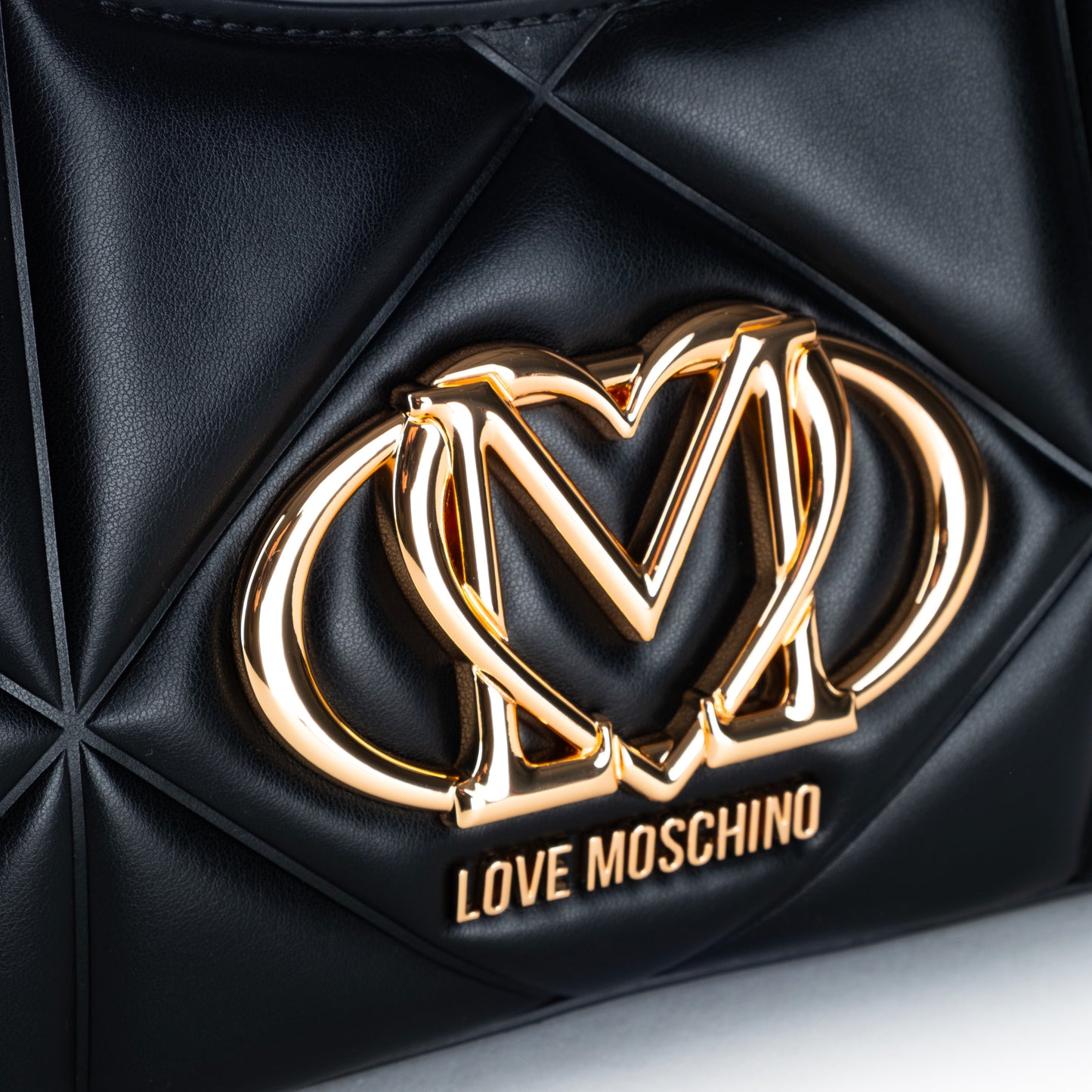 Bolsa Tiracolo Love Moschino Preta Matelassê com Logo Dourado e Alça Ajustável