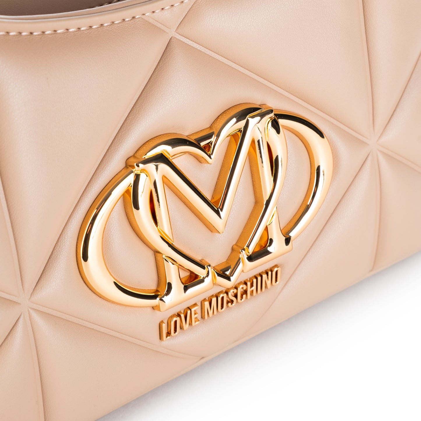 Bolsa Tiracolo Love Moschino Bege Matelassê com Logo Dourado e Alça Ajustável