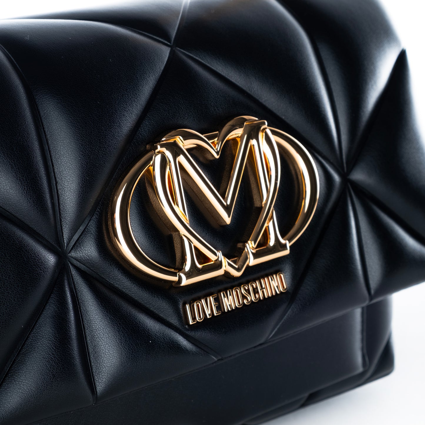 Bolsa Tiracolo Love Moschino Preta Matelassê com Logo Dourado e Corrente