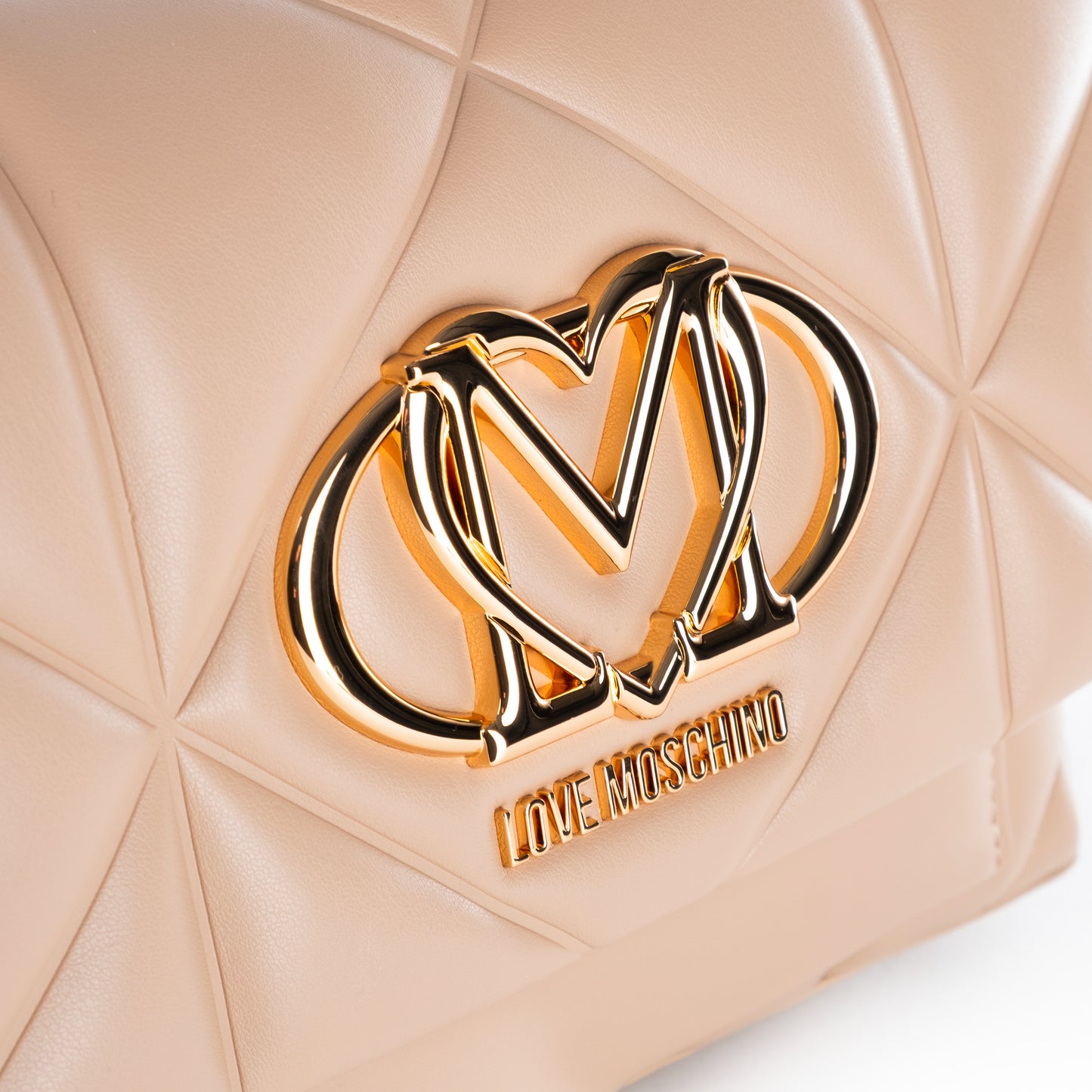 Bolsa Tiracolo Love Moschino Bege Matelassê com Logo Dourado e Corrente