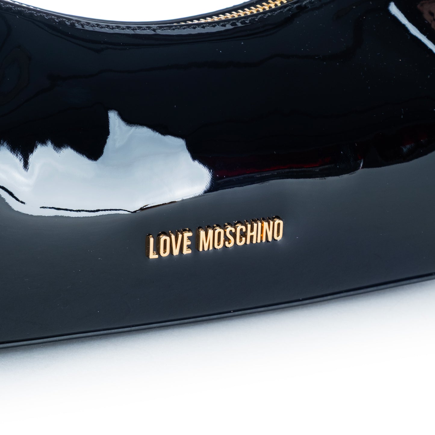 Bolsa de Ombro Love Moschino Preta Compacta com Logo Dourado e Alça Curta