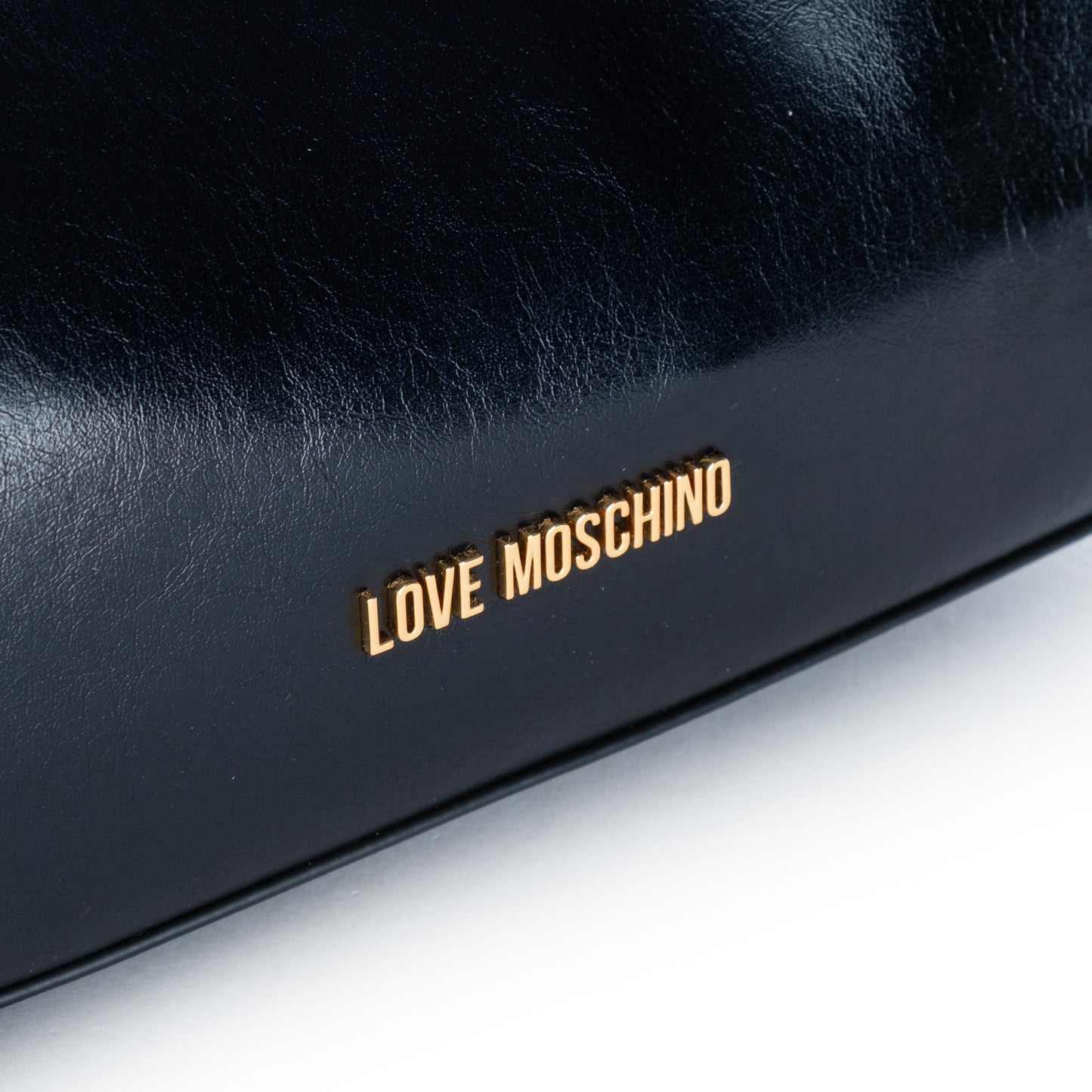 Bolsa de Ombro Love Moschino Preta Verniz com Logo Dourado e Alça Curta