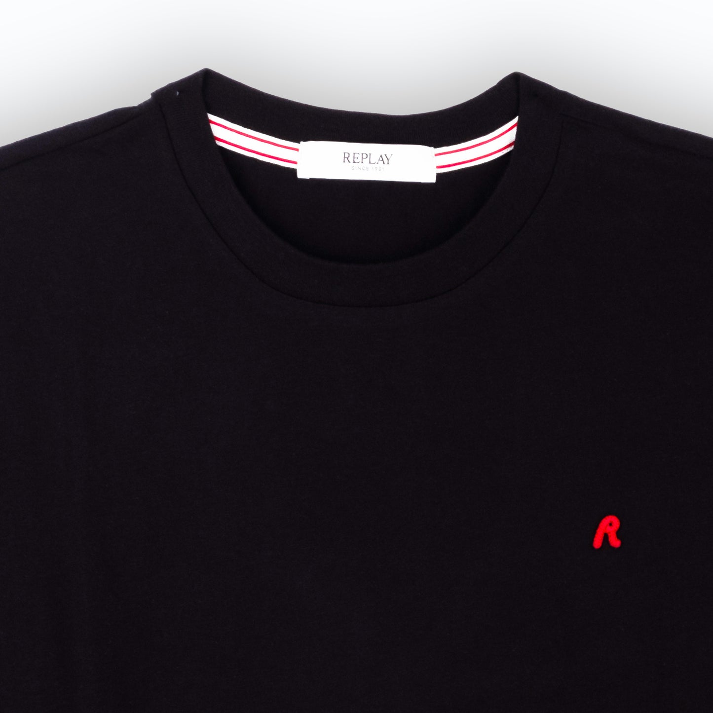 T-Shirt Homem Replay Preta com Logo Vermelho