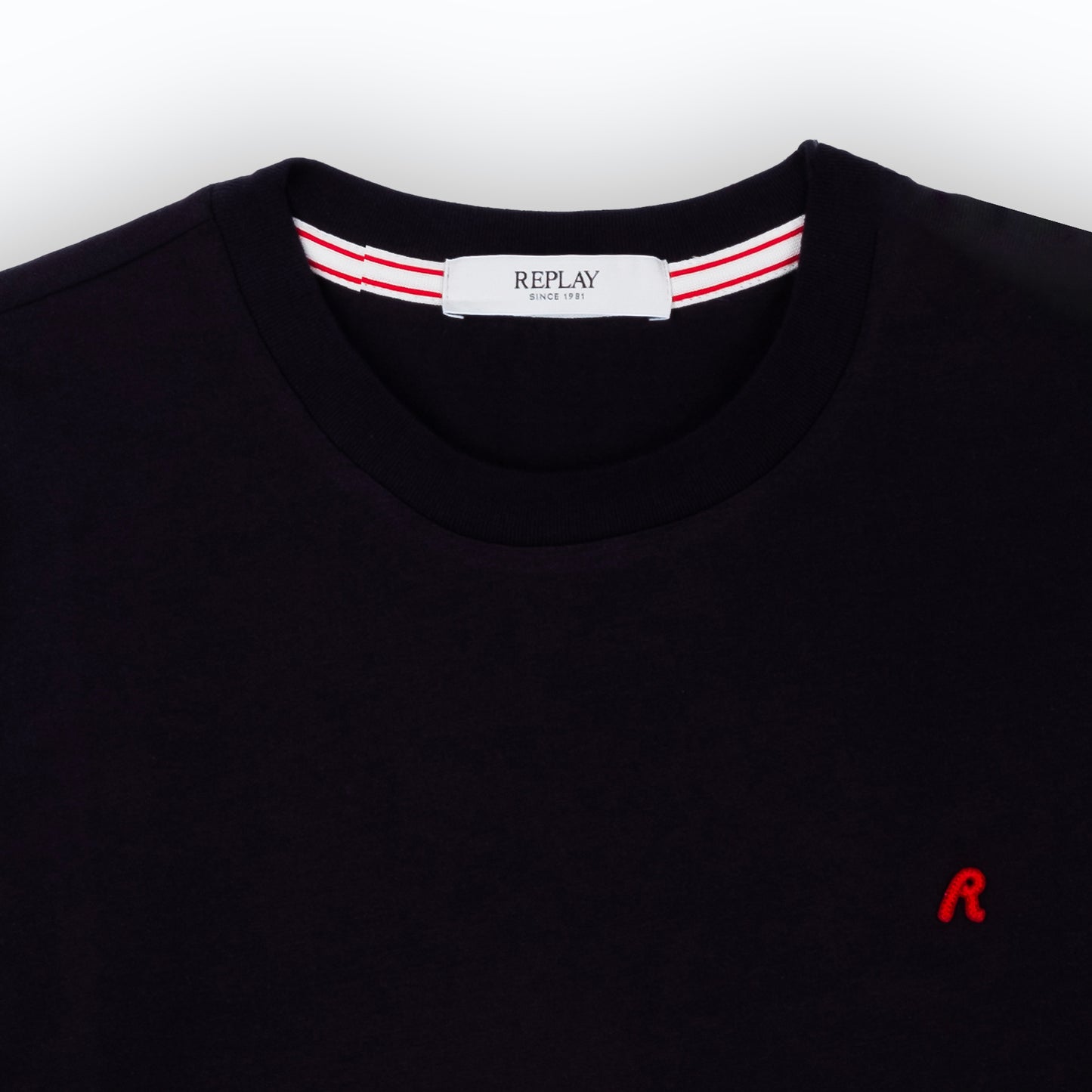 T-Shirt Homem Preta Replay com Logo Vermelho Pequeno