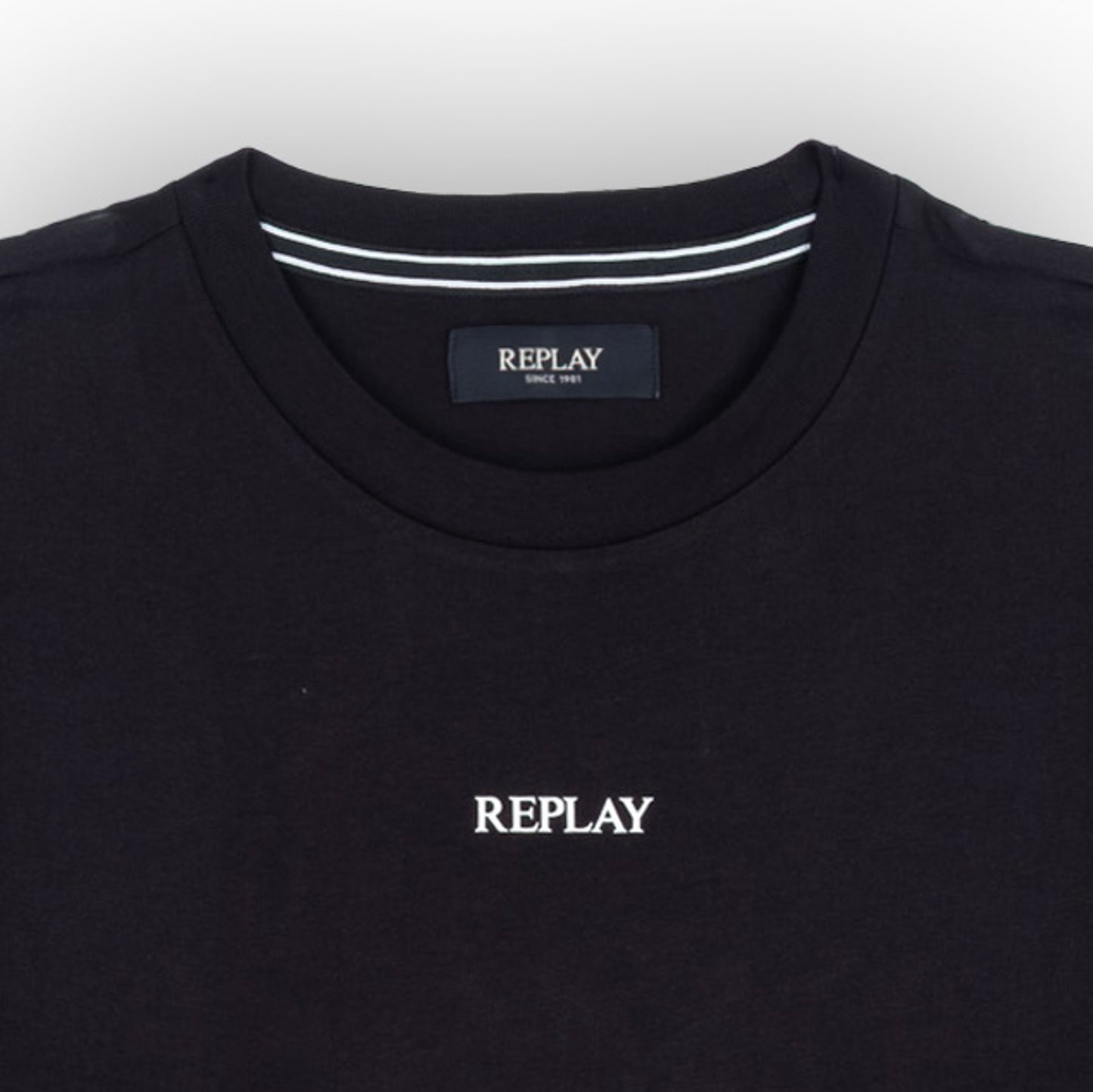 T-shirt Homem Replay Preto Minimalista com Logo Frontal em Algodão