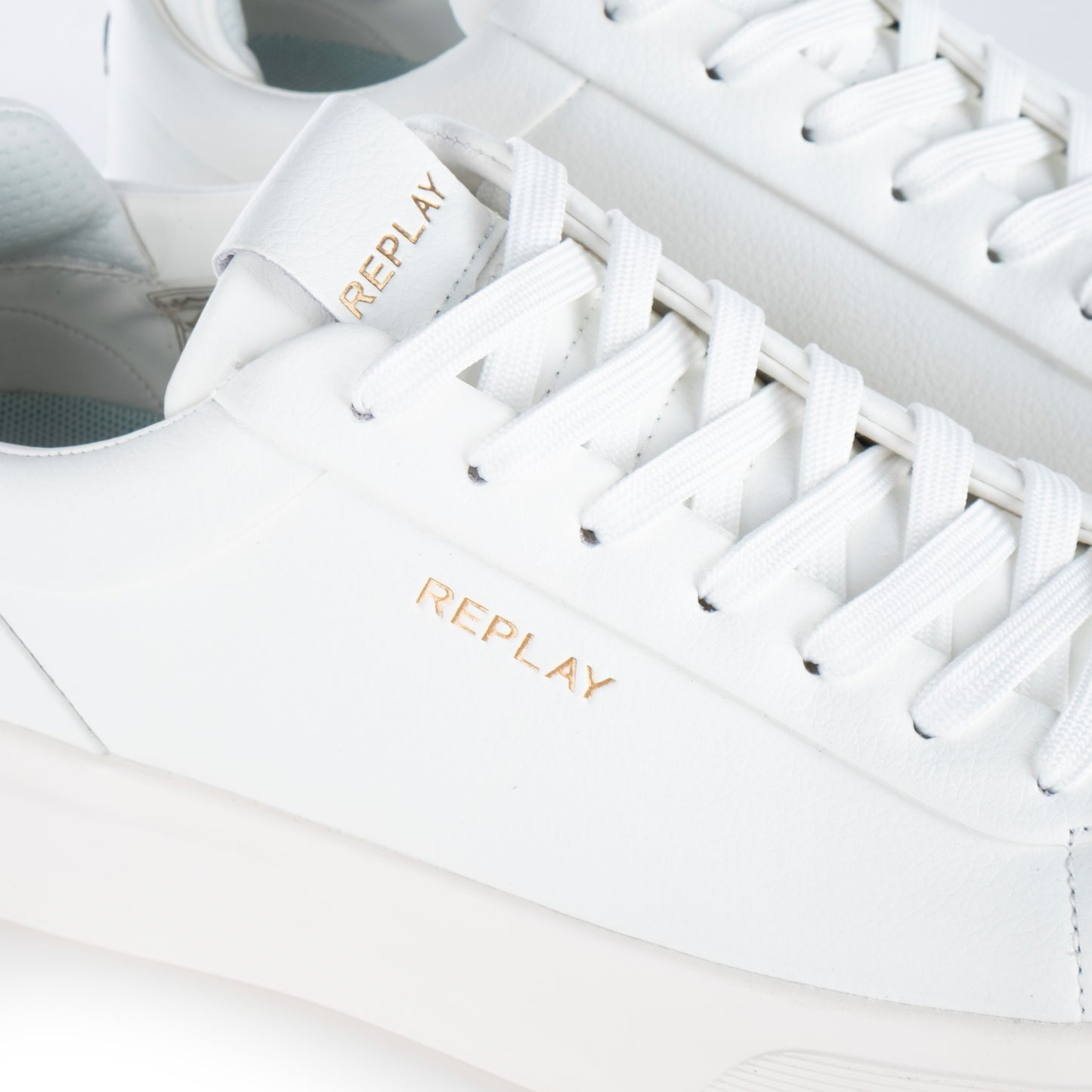 Ténis Homem Replay Branco com Detalhes Elegantes