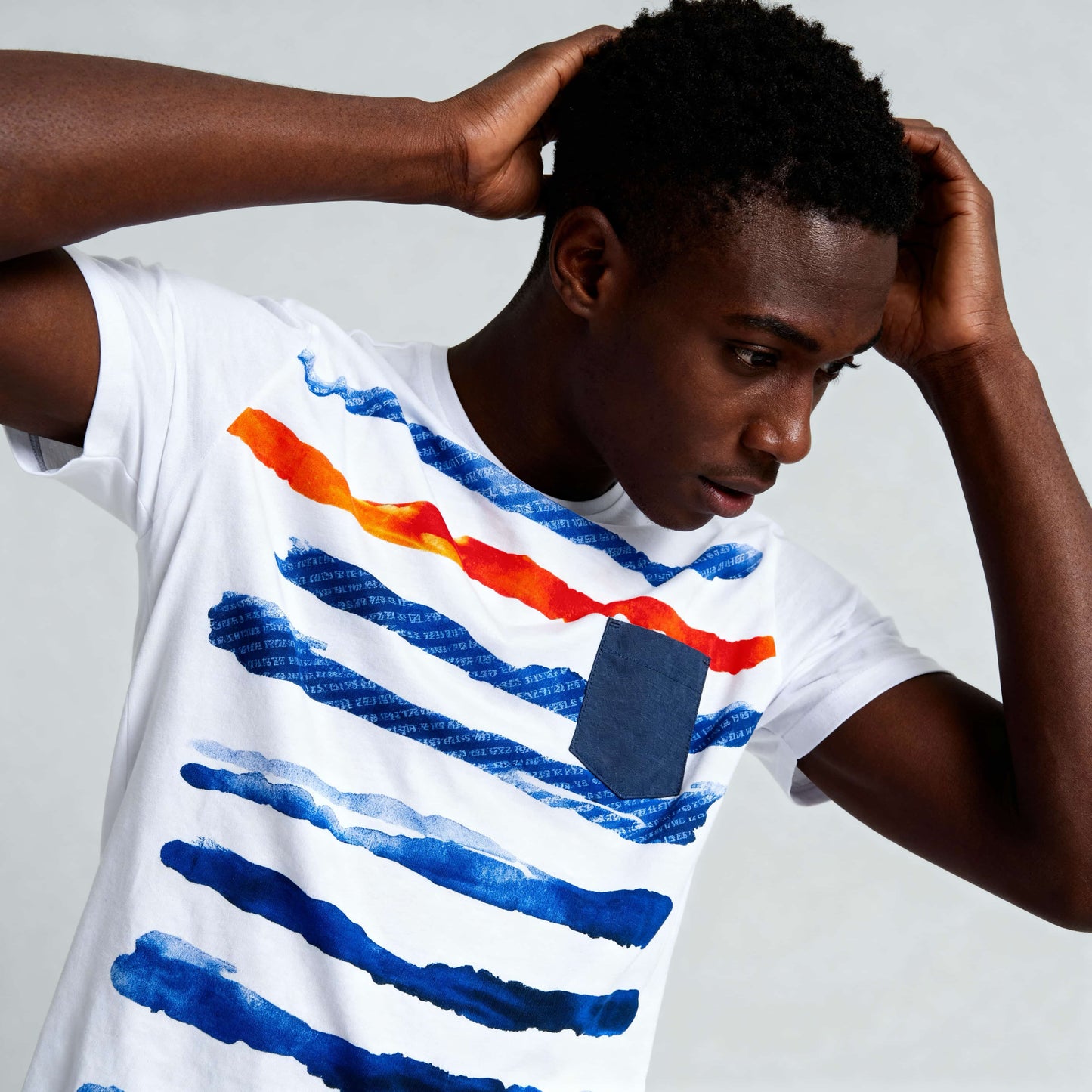 T-Shirt Homem Yes Zee Branca com tema Azul