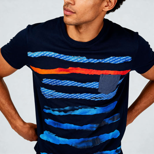T-Shirt Homem Yes Zee Azul com tema Azul e Vermelho