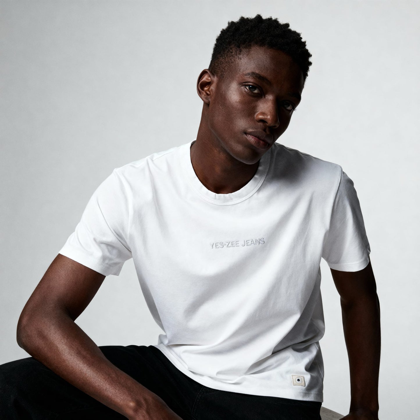 T-shirt Homem Yes Zee Branca com Detalhes Minimalistas