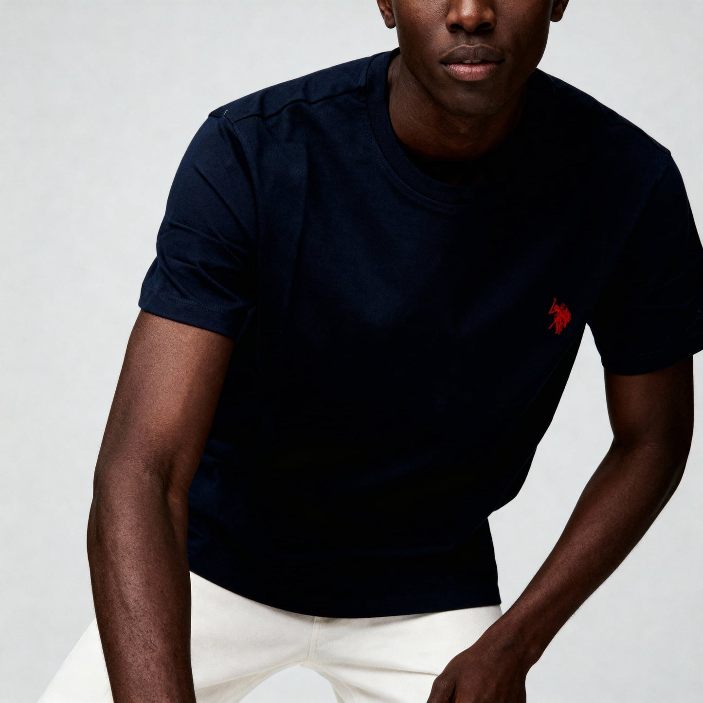 T-Shirt Homem US Polo Azul Marinho com Logo Vermelho