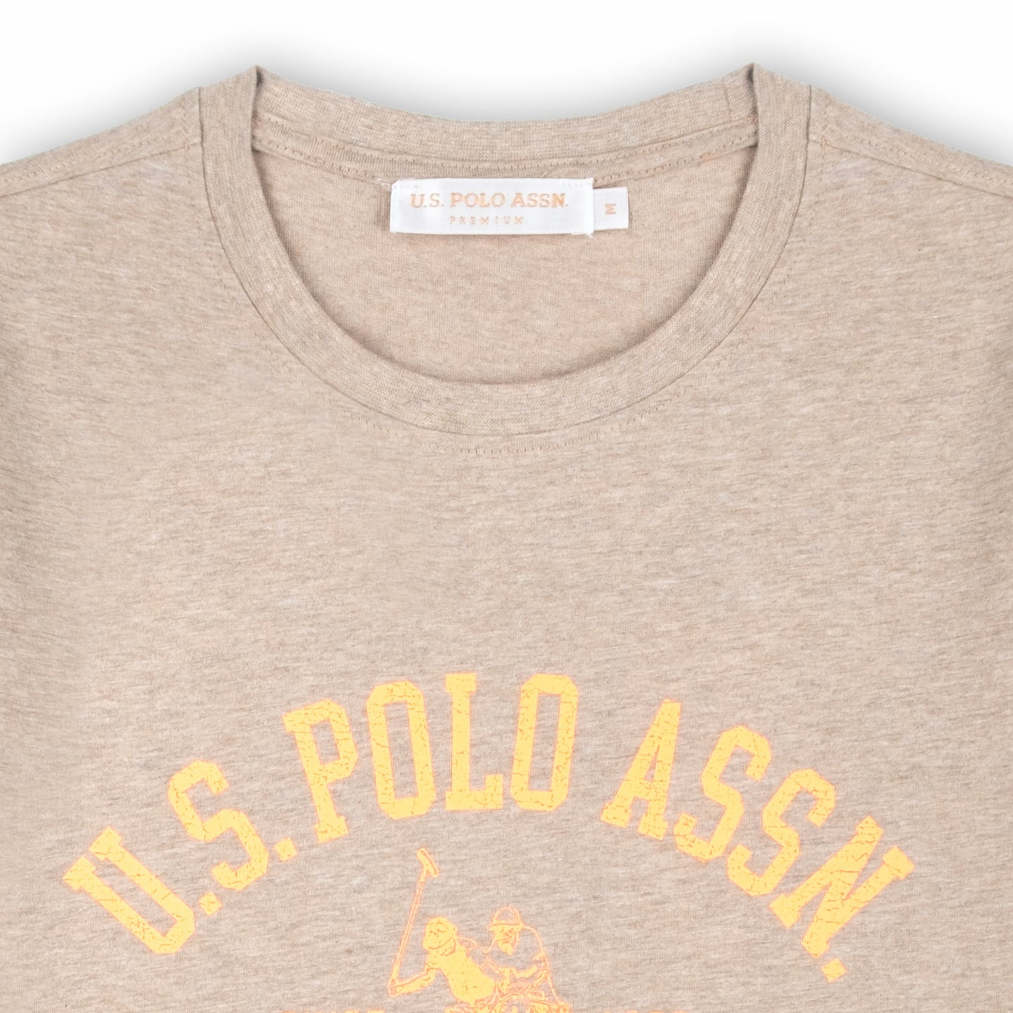 T-shirt Homem US Polo Bege com Logo Frontal em Contraste e Texto Gráfico